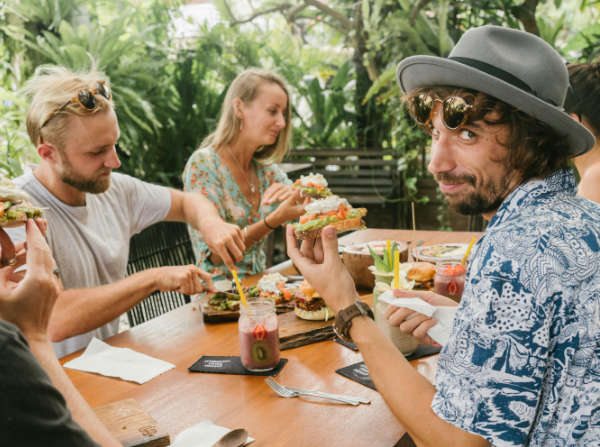 Menschen zeigen sich verletztlich in der Zellgruppe